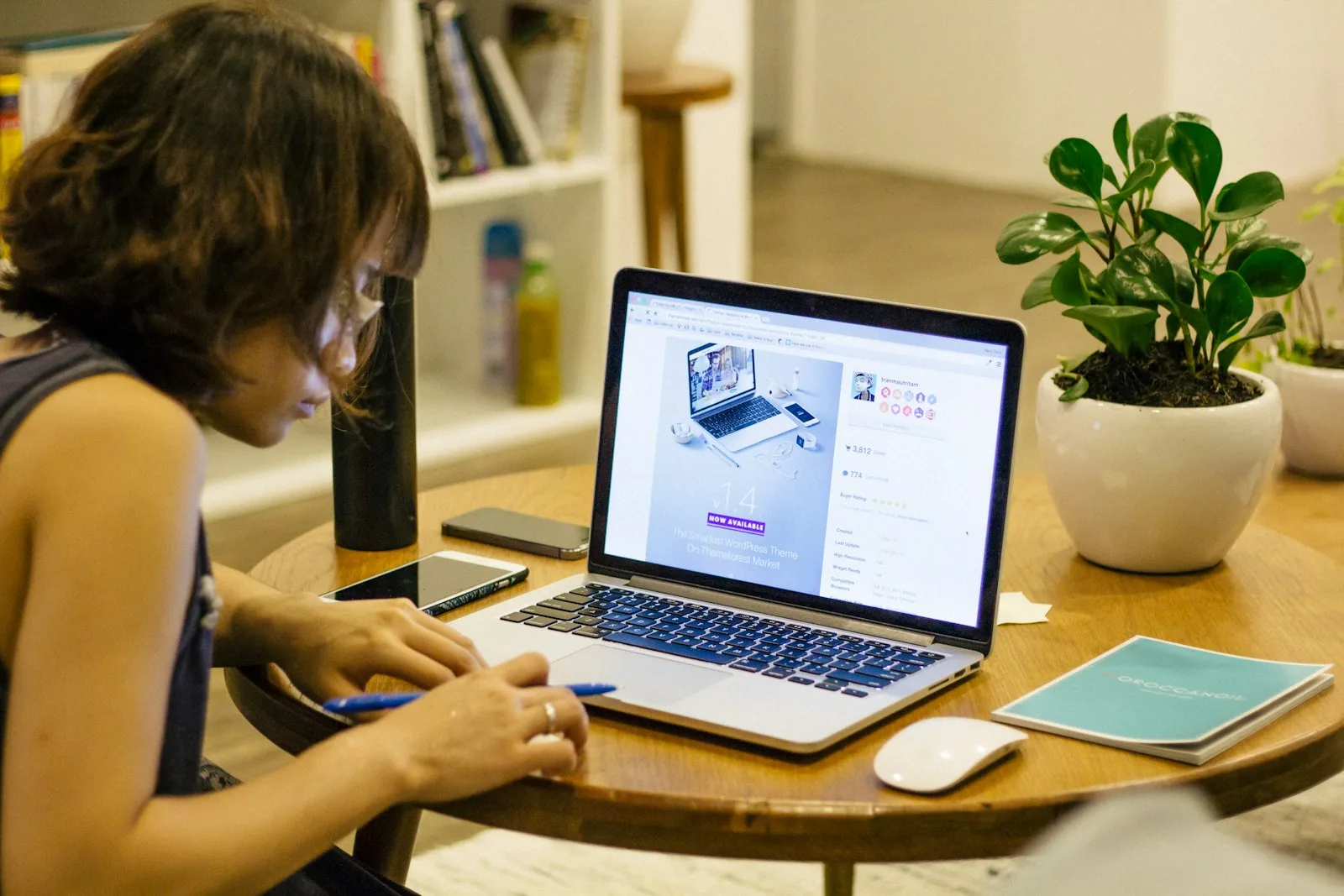 customer browsing jewelry online