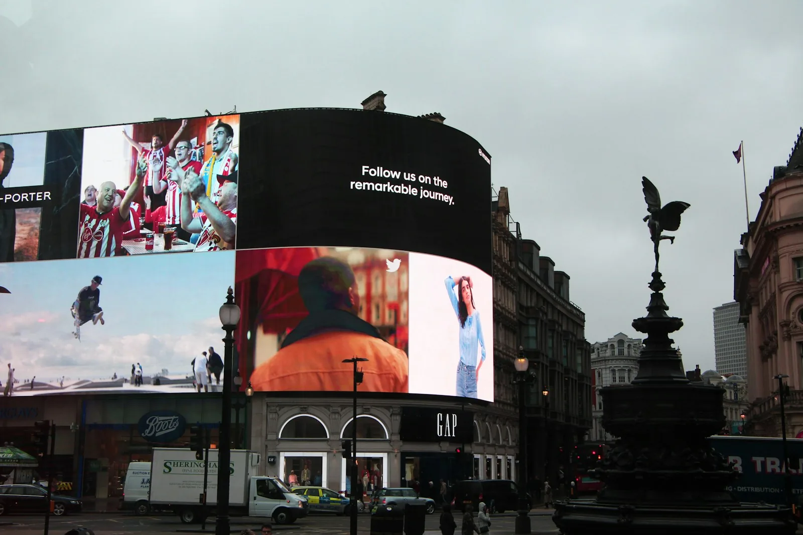 digital advertising screens entertainment