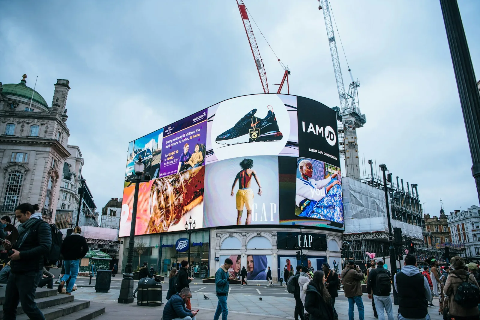 digital in-store advertising screens