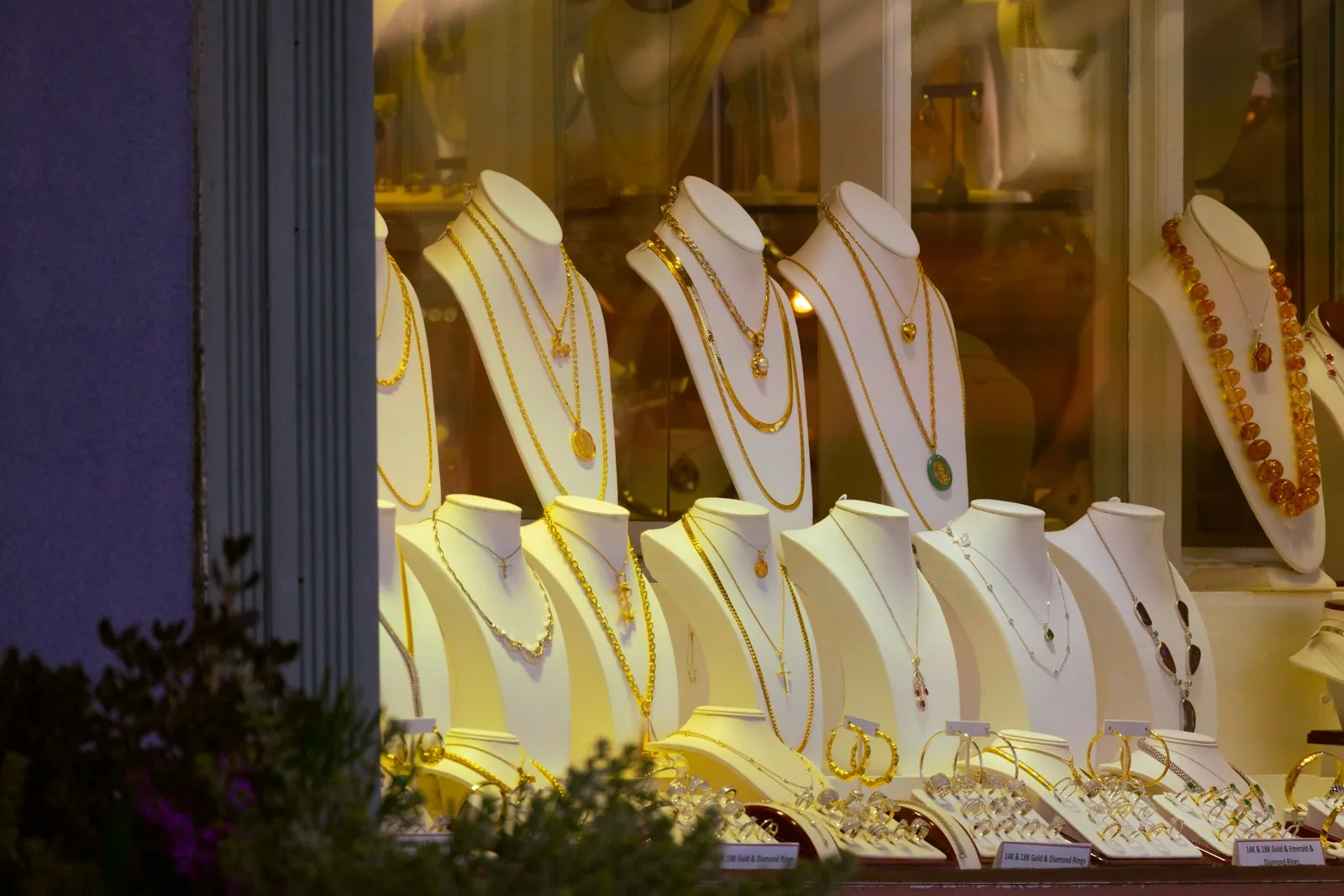 elegant jewelry store shopping display