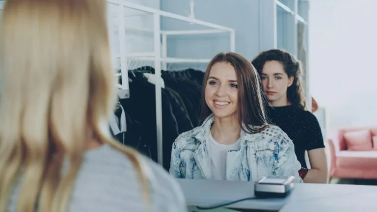 retail store employee customer service