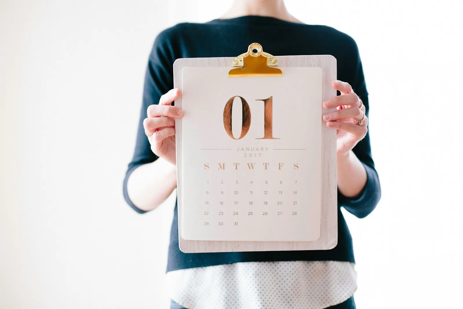 woman shopping with calendar planning