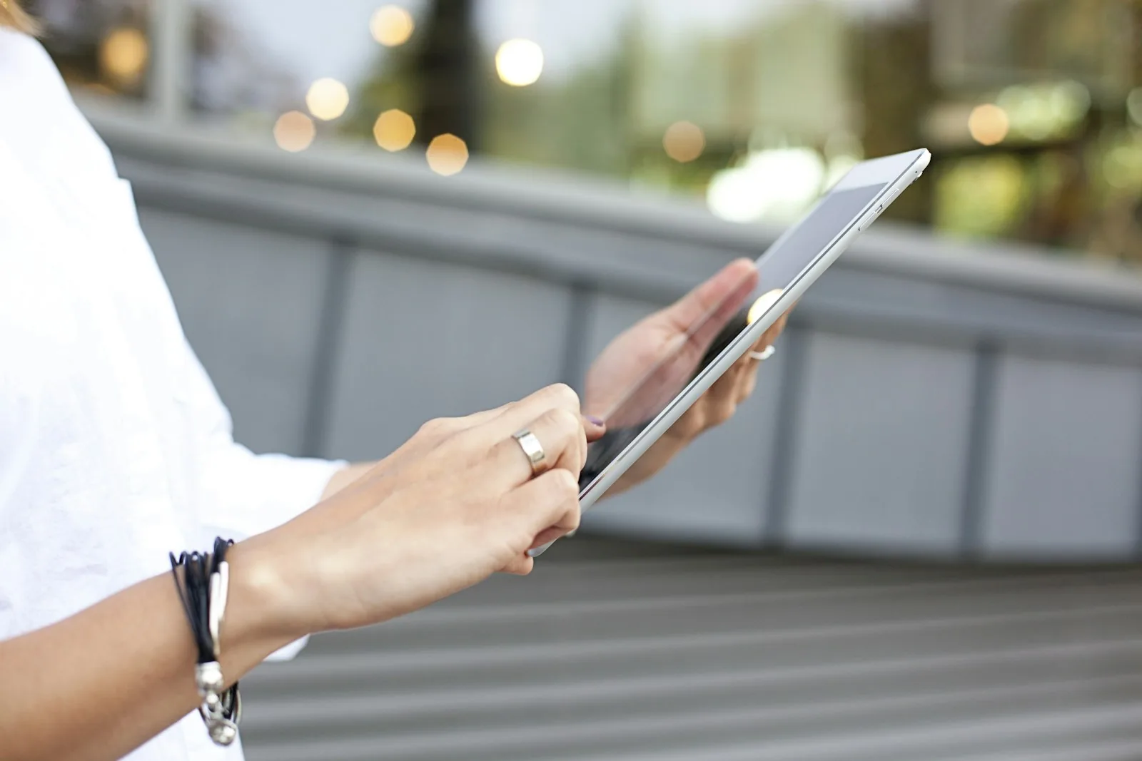 woman traveling with tablet